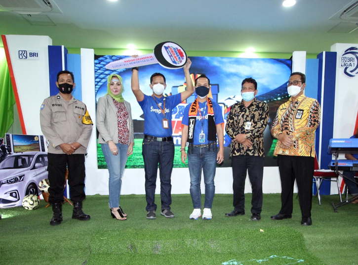 Pemimpin Cabang BRI Sragen Catur Wahyu Endra Yogianta (tiga dari kanan) bersama para pejabat notaris dan Dinsos berfoto bersama seusai undian Panen Hadiah Simpedes Semester I 2021 di Aula Lantai III BRI Cabang Sragen, Rabu (27/10/2021). (Istimewa/BRI Sragen)