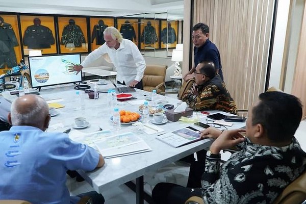 Ketua Ikatan Motor Indonesia (IMI), Bambang Soesatyo menyaksikan presentasi masterplan Bintan Motorsport di Kantor IMI Pusat, Selasa (26/10/2021). (Foto: Instagram IMI)