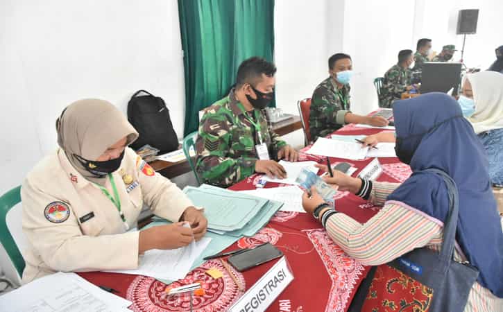 Kodim 0729 Bantul menyalurkan bantuan tunai untuk 4.500 PKL dan warung di Kabupaten Bantul pada Rabu (13/10/2021). (Istimewa/Dokumentasi Pemkab Bantul)