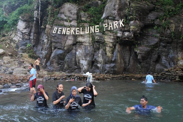 Air Curug Mini Bengkelung Park Diklaim Obat Segala Penyakit