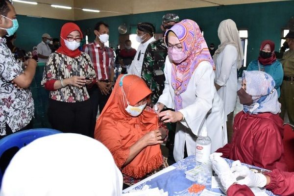 Bupati Sukoharjo, Etik Suryani, saat memantau pelaksanaan vaksinasi. (sukoharjokab.go.id)