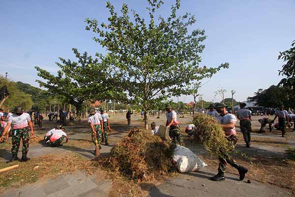 Ratusan personel TNI Angkatan Udara (AU) Lanud Adi Soemarmo melaksanakan karya bakti pembersihan sampah di kompleks Pura Mangkunegaran Kota Solo, Rabu (20/10/2021). (Solopos/Nicolous Irawan)