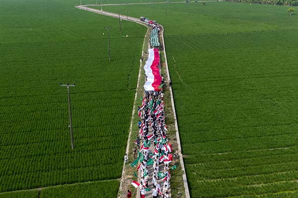 Ratusan Santri di Karawang Bentangkan Bendera Merah Putih
