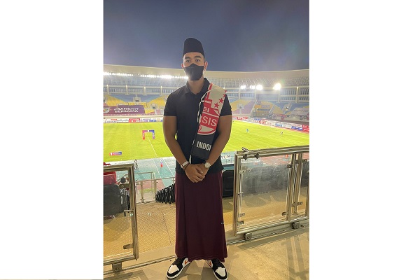Gaya Kaesang Nonton Persis Solo vs HWFC, Pakai Sarung dan Peci
