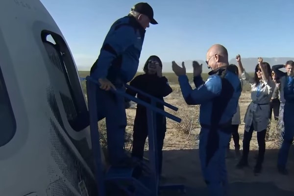 Aktor pemeran di film Star Trek, Willian Shatner disambut Jeff Bezos sesaat setelah pintu roket wisata mengantar perjalanan wisata ke luar angkasa. (Gambar: Twitter.com)