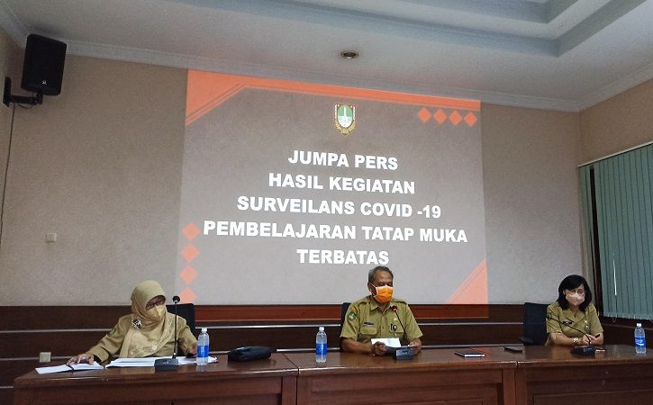 Ketua pelaksana Satgas Covid-19 Solo, Ahyani (tengah), didampingi Kepala Dinas Kesehatan Solo, Siti Wahyuningsih (kiri) menggelar jumpa pers tentang temuan kasus Covid-19 dalam PTM di Balai Kota Solo, Senin (18/10/2021). (Solopos/Chrisna Chanis Cara)