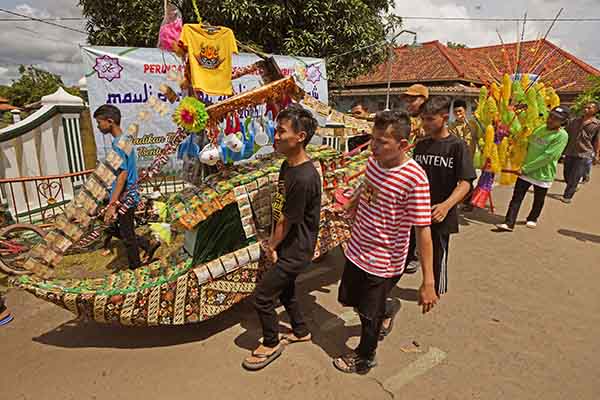 Pawai Peringatan Maulid Nabi, Berbagi Sedekah untuk Warga Kurang Mampu