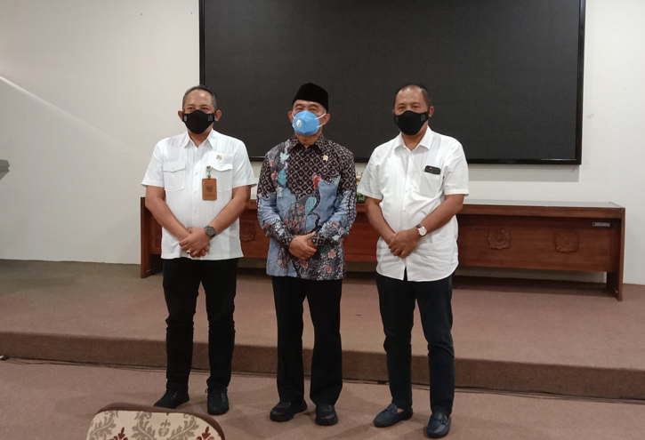 Menteri Koordinator Pembangunan Manusia dan Kebudayaan (Menko PMK), Muhadjir Effendy (tengah) berfoto dengan Bupati Karanganyar Juliyatmono (kanan) dan Wakil Bupati Karanganyar Rober Christanto (kiri) di Pendopo Rumah Dinas Bupati Karanganyar, Kamis (27/10/2021). (Solopos.com/Akhmad Ludiyanto)
