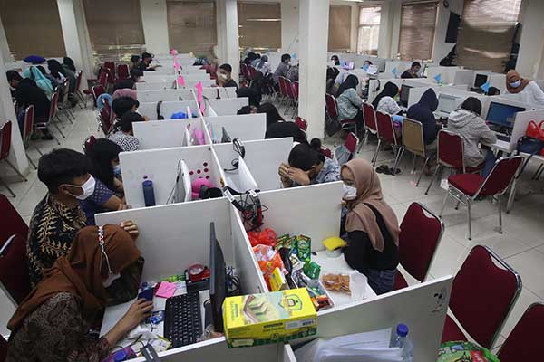 Suasana ruang kerja jasa Pinjol usai penggerebekan kantor jasa pinjaman online (Pinjol) oleh Dit Reskrimsus Polda Metro Jaya di Cipondoh, Tangerang, Banten, Kamis (14/10/2021). Dalam penggerebekan tersebut polisi mengamankan 56 orang karyawan yang bekerja di bagian penawaran hingga penagihan. ANTARA FOTO/Muhammad Iqbal/aww.