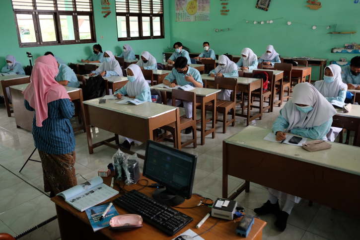 Murid memperhatikan guru yang menyampaikan materi di SMAN 1 Sragen Jl. Perintis Kemerdekaan No.16, Sragen, Kamis (7/10/2021). Sekolah menerapkan blended learning sehingga para murid di kelas dan di luar kelas bisa mengikuti materi. (Solopos.com/Wahyu Prakoso)