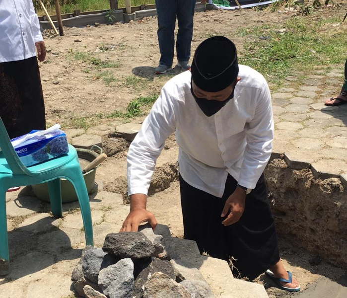 Bupati Karanganyar, Juliyatmono, meletakkan batu pertama pembangunan masjid dan asrama Ponpes Daarul Qur'an. (Solopos.com/Syifa Tri Hastuti)