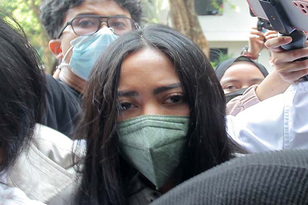 Rachel Vennya Naik Mobil dengan Pelat RFS, Begini Respons Warganet
