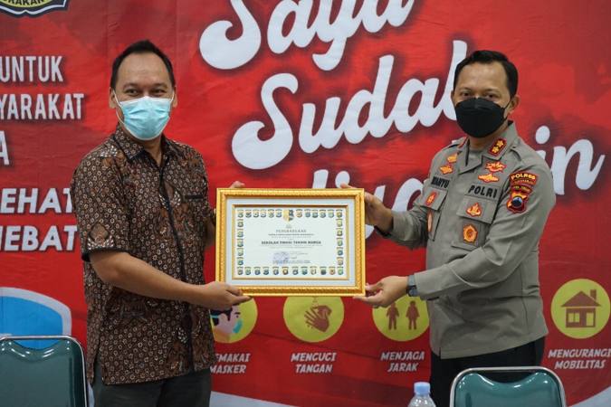 Kapolres Sukoharjo, AKBP Wahyu Nugroho Setyawan (kanan), menyerahkan penghargaan kepada Ketua STTW Surakarta Bambang Hari Priyambodo (kiri) di STTW Surakarta, Kamis (14/10/2021). (Istimewa/Polres Sukoharjo)