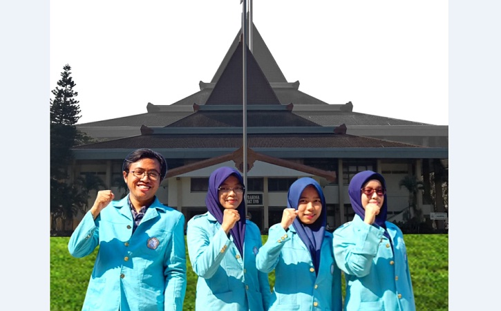 Empat mahasiswa UNS Solo yang menciptakan membran oksigenasi guna membantu pasien Covid-19. (Istimewa)