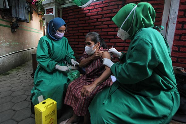 Vaksinasi Covid-19 Door to Door, Sasar Lansia dan ODGJ di Gandekan Solo
