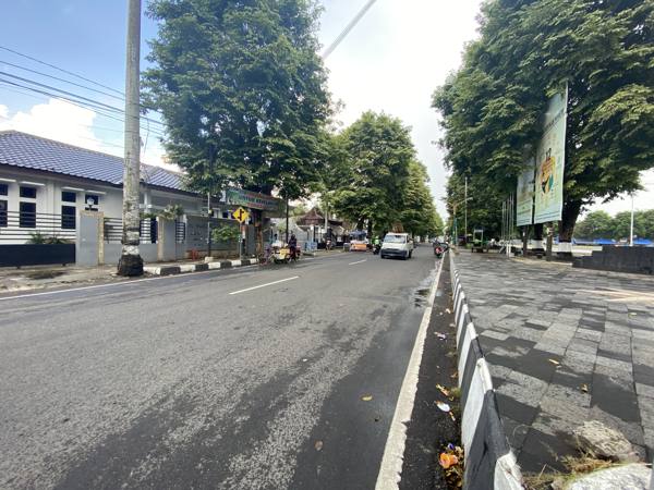 Kawasan Jl Veteran dekat Alun-Alun Satya Negara, Sukoharjo, Jumat (22/10/2021). Kawasan ini ramai pedagang pada akhir pekan. (Solopos/Candra Mantovani)