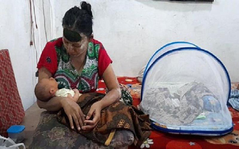 Warga Brebes, Muhayah, dan bayinya sempat tertahan di RSUD Brebes gara-gara SKTM. (Detik.com)
