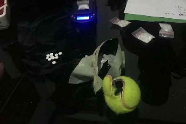 Petugas mengamankan bola tenis berisi narkoba jenis sabu-sabu dan pil koplo yang gagal diselundupkan ke dalam Lapas Kedungpane, Semarang, Senin (18/10/2021). (Antara/Humas Lapas Kedungpane)