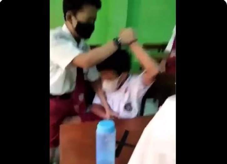 Tangkapan layar video aksi bullying yang terjadi di SD Jepara. (Tiwtter/@Bintang10264642)