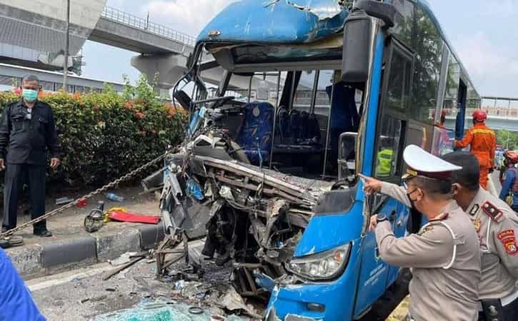 Penampakan bus Transjakarta yang terlibat kecelakaan di MT Haryono, Jaktim. (Detikcom)