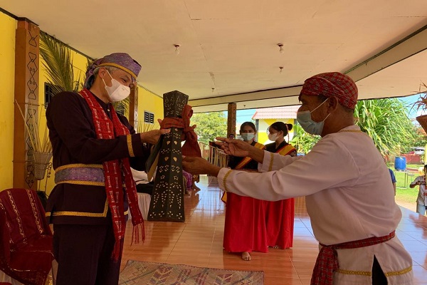 Gubernur Jateng, Ganjar Pranowo, menerima hadiah senjata tradisional suku Tobelo di Halmahera Utara, Sabtu (16/10/2021). (Humas Pemprov Jateng)