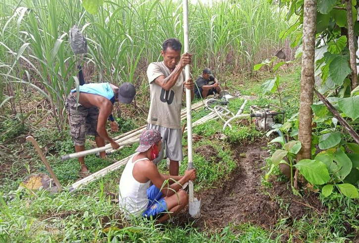 Ilustrasi. Petani sedang membuat sumur submersibel (sibel). (karanggeneng.ngawikab.id)