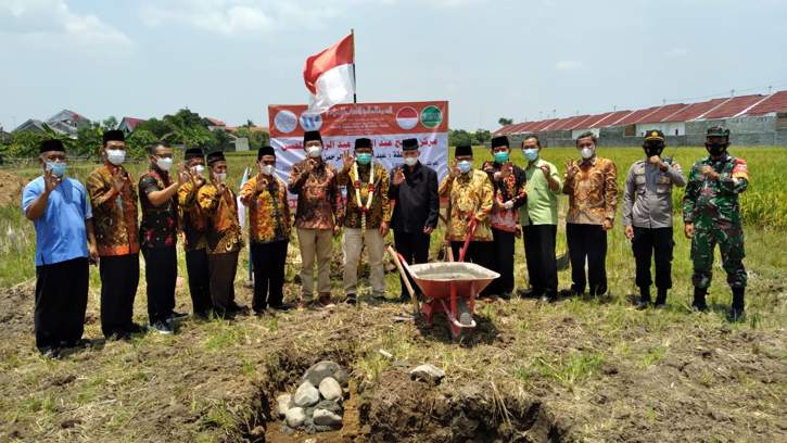 Direktur WAMY Indonesia Aang Suandi (berkalung untaian bunga) bersama dewan pembina dan pengurus YLBM Al Falah Sragen serta stakeholders berfoto bersama seusai peletakan batu pertama pembangunan Al Musin Islamic Center di Nglorog, Sragen Kota, Sragen, Rabu (20/10/2021). (Istimewa/YLBM Al Falah Sragen)