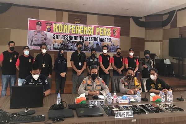 Polisi melakukan gelar perkara penggerebekan kantor pinjol ilegal di Wonogiri. (Detik)