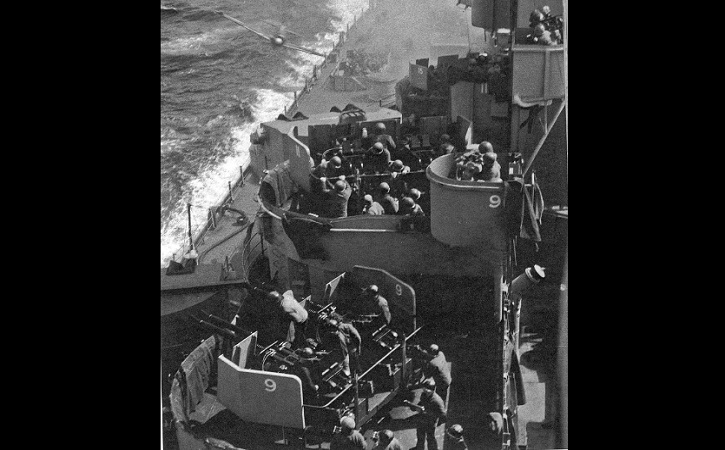 Sebuah kamikaze, pesawat terbang akan menabrak USS Missouri pada April 1945. (wikipedia.org)