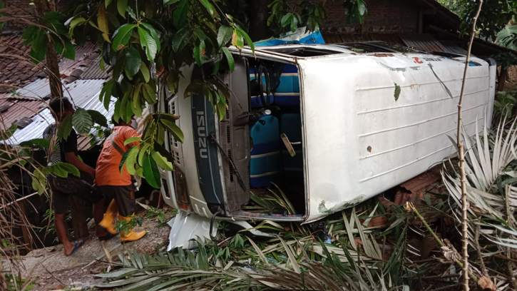 minibus ngglondor di matesih karanganyar