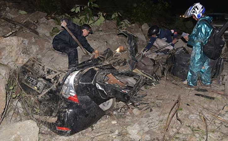 Longsor terjadi di jalur Medan-Berastagi, tepatnya di kawasan tikungan PDAM Tirtanadi, Kecamatan Sibolangit, Deli Serdang, Sumatra Barat, Sabtu (23/10/2021). (Antara)