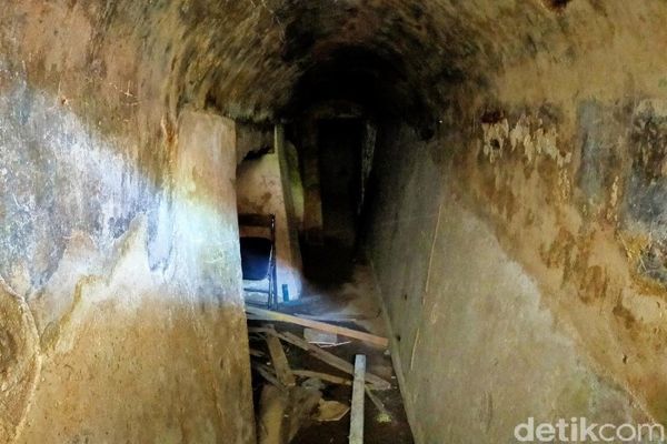 Lorong misterius yang ada di bawah aula Kodim Banyuwangi, Jawa Timur, Rabu (20/10/2021). (Detikcom)