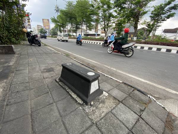 Hii, Ada Makam Misterius di Trotoar Jalan Solo Baru Sukoharjo