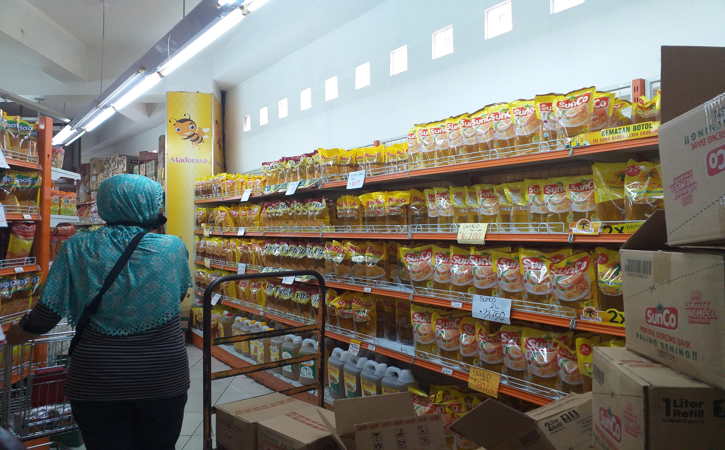 Pengunjung salah satu pusat perbelanjaan di Solo melihat-lihat stok minyak goreng, Jumat (29/10/2021).(Ika Yuniati/Solopos)