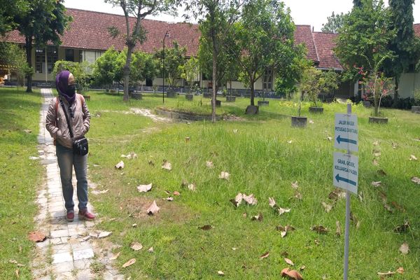 Seorang warga melintas di kompleks Panti Semedi Klaten, Jumat (15/10/2021). Panti Semedi merupakan satu-satunya tempat Isoter yang masih difungsikan di Klaten. Panti Semedi memiliki 14 ruang dengan 30 bed (khusus untuk merawat pasien Covid-19). (Solopos.com/Ponco Suseno)