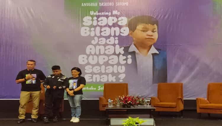 Bupati Wonogiri, Joko Sutopo, bersama anaknya, Anugrah Baskoro Sutopo dan istrinya, Verawati, berfoto bersama saat peluncuran buku karya Anugrah di Ruang Ruby 1 Hotel Best Western Premier Solo Baru, Kecamatan Grogol, Kabupaten Sukoharjo, Sabtu (9/10/2021). (Espos/Rudi Hartono)