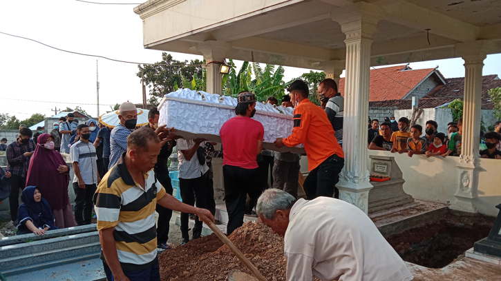 Jenazah Gilang Endi S, mahasiswa UNS Solo yang meninggal saat diklat Menwa, hendak dikubur di permakaman di RT 002/RW005 Dukuh Keti, Desa Dayu, Kecamatan Karangpandan, Kabupaten Karanganyar, Senin (25/10/2021). (Solopos.com/Akhmad Ludiyanto)