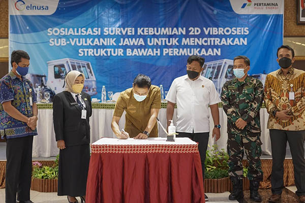 Wali Kota Salatiga, Yuliyanto, menandatangani kerja sama penelitian yang dilakukan tim Pertamina Hulu Energi (PHE) di Hotel Laras Asri, Kota Salatiga, Selasa (5/10/2021). (Solopos.com-Humas Pemkot Salatiga)