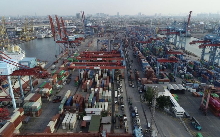 Aktivitas bongkar muat peti kemas di Pelabuhan Tanjung Priok, Jakarta. (JIBI/Bisnis/Eusebio Chrysnamurti)