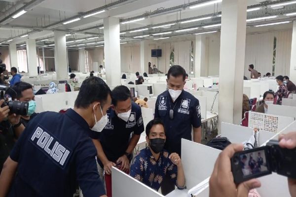 Ramai-Ramai Menggerebek Pinjol Setelah Jokowi Bicara