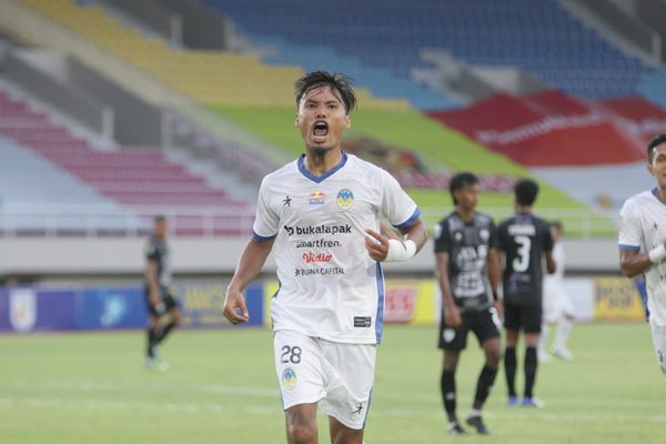 Pemain PSIM Yogyakarta, Aditya Putra Dewa, berselebrasi setelah mencetak gol pembuka bagi PSIM Yogyakarta saat menjamu PSG Pati di Stadion Manahan pada Selasa (19/10/2021) sore. (Istimewa/Dok PT LIB)