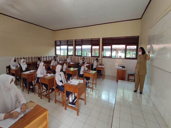 Siswa kelas VII SMPN 2 Wonogiri mengikuti
pembelajaran tatap muka (PTM) terbatas di sekolah mereka, Kamis
(21/10/2021). Hari itu hari pertama sekolah bersangkutan menggelar PTM
terbatas. (Solopos.com/Rudi Hartono)