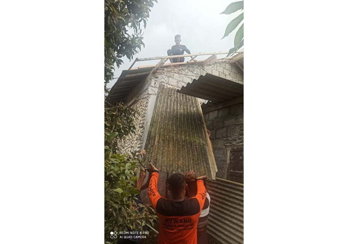 Wussss...Angin Puting Beliung Landa Karangpandan