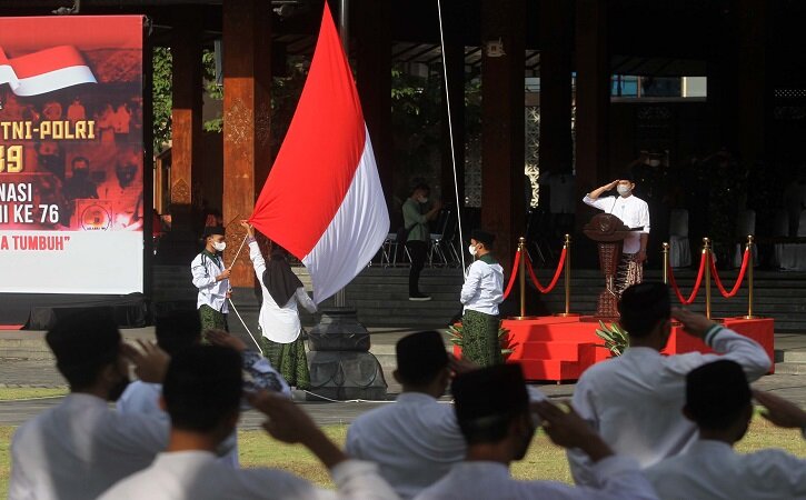 Bersarung, Berpeci, Pakai Koko Putih, Gibran Peringati Hari Santri