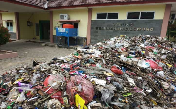 Tumpukan sampah di kantor kelurahan, sebagai bentuk protes warga yang benlum dapat kompensasi bau sampah. (Okezone.com)