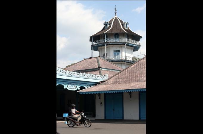 Warga melintas di depan Kori Kamandungan, kompleks Keraton Kasunanan Surakarta Hadiningrat, Kamis (7/10/2021). (Solopos/Nicolous Irawan)