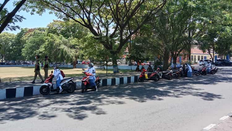 Bubar! Satpol PP Karanganyar Halau Pelajar Nekat Nongkrong Usai PTM