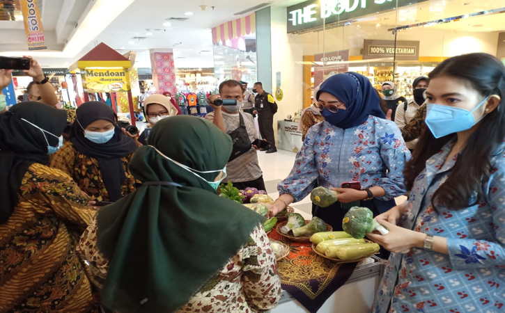 Tanpa Penata Busana Pribadi, Ini Rahasia Cantik Selvi Ananda