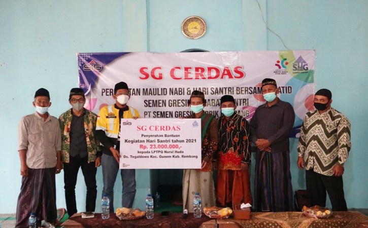 Perwakilan Semen Gresik menyerahkan bantuan operasional kegiatan Hari Santri kepada asatidz dari Yayasan Nurul Huda yang berasal dari enam desa binaan SG di Rembang dan Blora. (Istimewa)