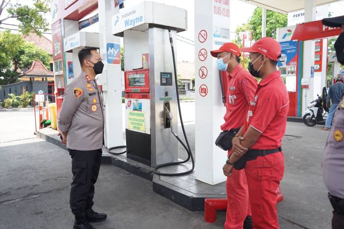 Kapolres Sukoharjo, AKBP Wahyu Nugroho Setyawan, terjun memantau sejumlah SPBU di Sukoharjo terkait kelangkaan bahan bakar solar yang dikeluhkan masyarakat, Kamis (20/10/2021). (Istimewa/Polres Sukoharjo)